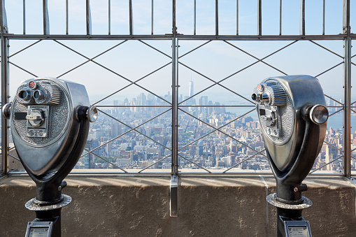 Plataforma de observación del Empire State Building con dos gemelos en un día soleado en Nueva York photo