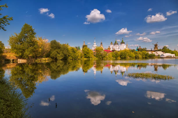 reflexion des ismailowo kreml mit wolken - москва stock-fotos und bilder