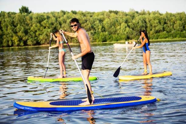estate a bordo - paddleboard oar women lake foto e immagini stock