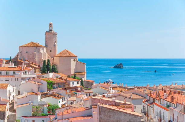 hiszpania. katalonia. cadaques na costa brava. słynne miasto turystyczne hiszpanii. piękny widok z na morze. krajobraz miasta. - cadaques zdjęcia i obrazy z banku zdjęć