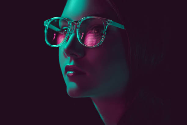 en la cabeza de mujer joven con estilo en gafas de sol mirando lejos - reflejo efecto de luz fotos fotografías e imágenes de stock