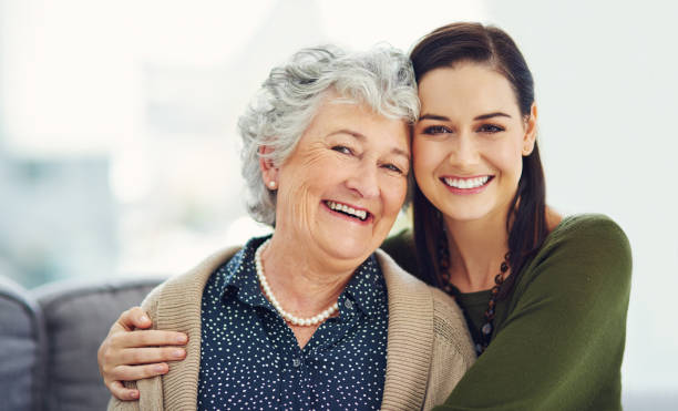 ella me enseñó el valor del amor - grandparent adult smiling looking at camera fotografías e imágenes de stock