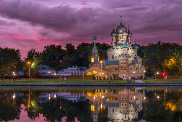 kirche der heiligen dreifaltigkeit in ostankino - москва stock-fotos und bilder