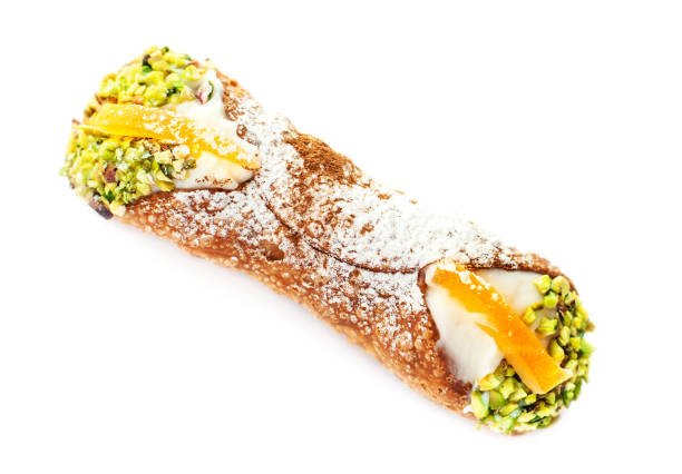 cannoli siciliani isolati su sfondo bianco, da vicino il dolce tradizionale italiano con ricotta - biscotti italian cuisine italian culture breakfast foto e immagini stock