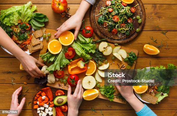 Photo libre de droit de Table À Dîner Femmes Mangent Des Aliments Sains À La Cuisine À Domicile banque d'images et plus d'images libres de droit de Hygiène alimentaire