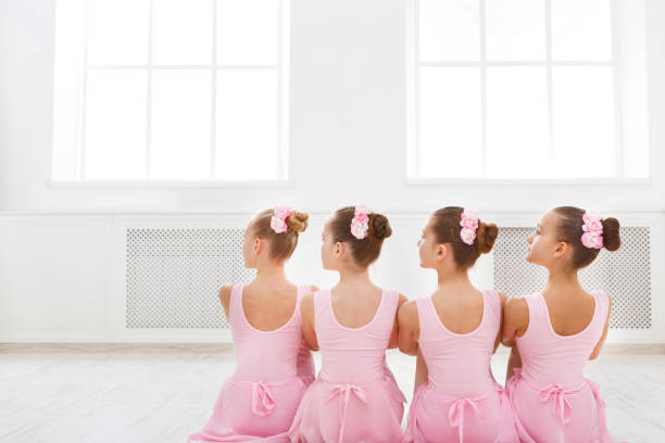 piccole ballerine in studio di balletto - scuola di danza classica foto e immagini stock