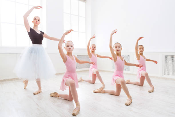 nauczyciel pomaga swoim uczniom podczas zajęć tanecznych - ballet teenager education ballet dancer zdjęcia i obrazy z banku zdjęć