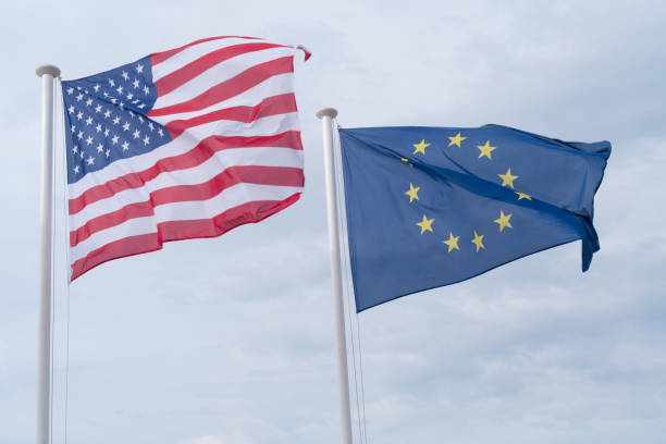 флаги сша и евросоюза развеваются - все европейские флаги стоковые фото и изображения