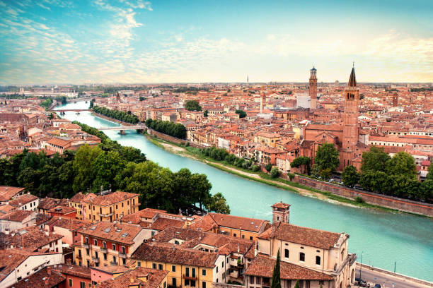 verona, italien. blick zur brücke ponte pietra in verona. schönen sonnigen tag panorama und blauer himmel kann als postkarte oder tapete verwenden. - verona italy bridge ponte pietra italy stock-fotos und bilder