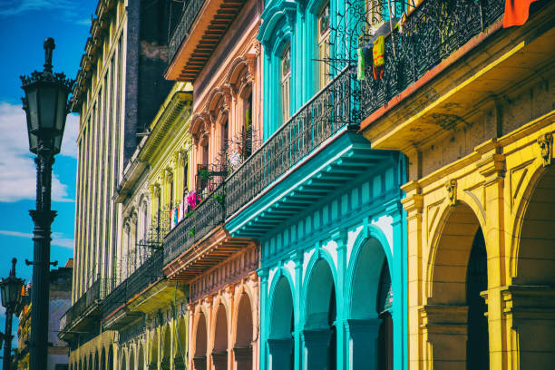 casas de colores de la habana vieja - havana fotografías e imágenes de stock