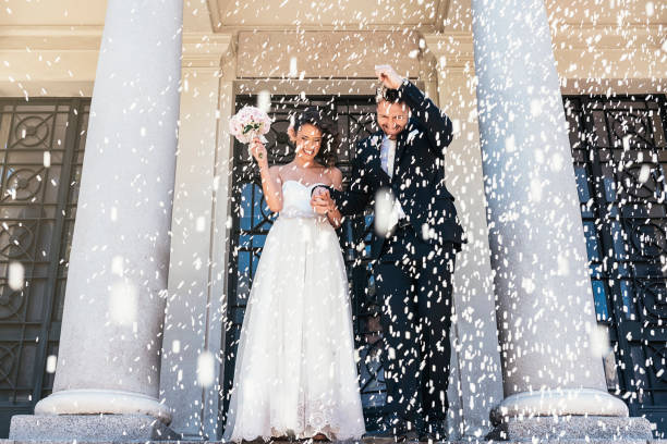 pareja de recién casados saliendo de la iglesia. - flower toss fotografías e imágenes de stock