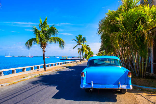 old vintage blu amerykański samochód w varadero, kuba - cuba cuban culture car collectors car zdjęcia i obrazy z banku zdjęć