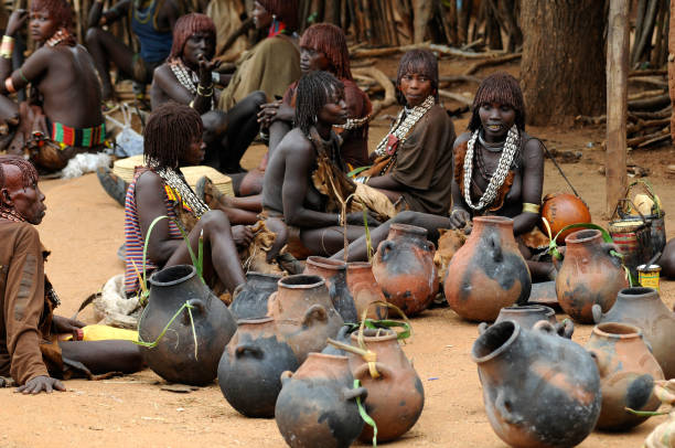 Dimeka market Hamer women selling pottery in Dimeka market. Debub Omo Zone, Oromia Region, Ethiopia. oromia region stock pictures, royalty-free photos & images