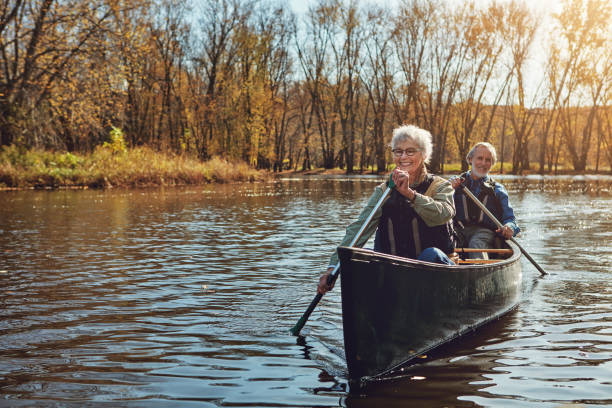 è il suo marito e compagno di canoa - canoeing canoe senior adult couple foto e immagini stock