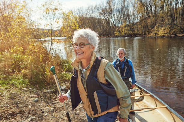 che ottimo modo per rilassarsi e rimanere attivi - canoeing canoe senior adult couple foto e immagini stock