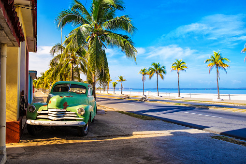 Viejo coche americano Vintage rojo en Cuba photo