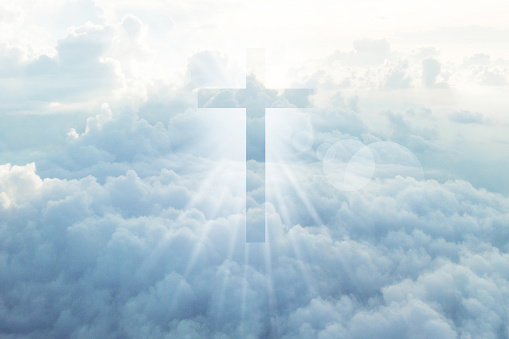 Cruz cristiana aparece brillante en el cielo photo