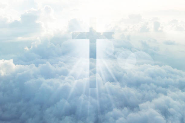 krzyż chrześcijański wydaje się jasny na niebie - heaven light day god zdjęcia i obrazy z banku zdjęć