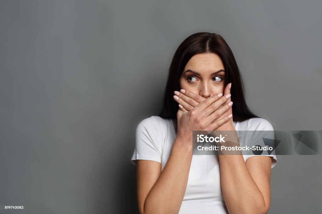 Peur femme couvrant la bouche avec les mains - Photo de Bouche libre de droits