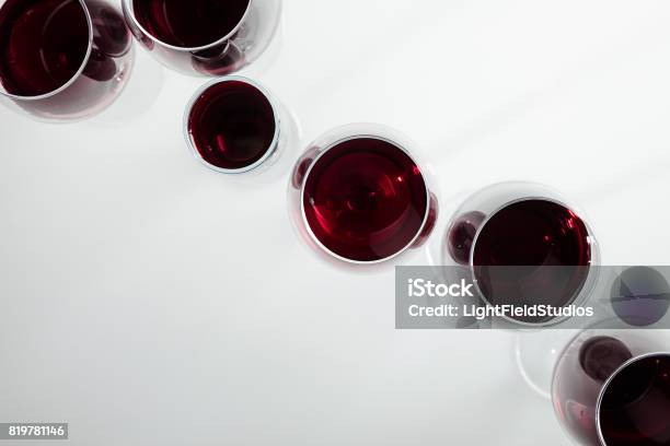 Foto de Vista Superior Do Vinho Tinto Em Copos Organizados Isolado No Branco e mais fotos de stock de Vinho Tinto