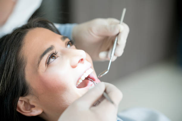 porträt einer frau beim zahnarzt - zahnarztpraxis stock-fotos und bilder