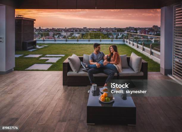 Liebende Paar Im Gespräch Morgen Auf Dem Balkon Genießen Stockfoto und mehr Bilder von Balkon