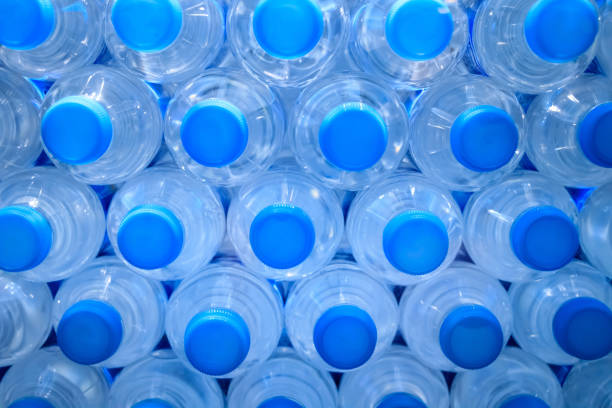 pet bottles - polyethylene terephthalate imagens e fotografias de stock