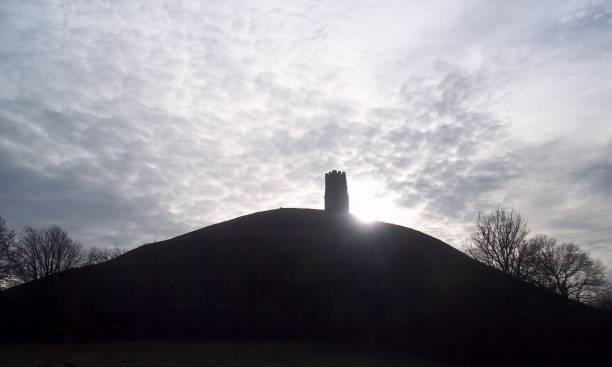 glastonbury tor winter sunlight - glastonbury tor imagens e fotografias de stock