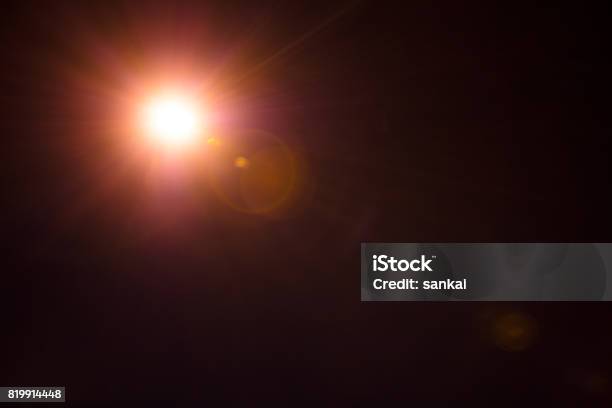Fotorealistische Linsenfackel Isoliert Auf Schwarzem Hintergrund Stockfoto und mehr Bilder von Blendenfleck