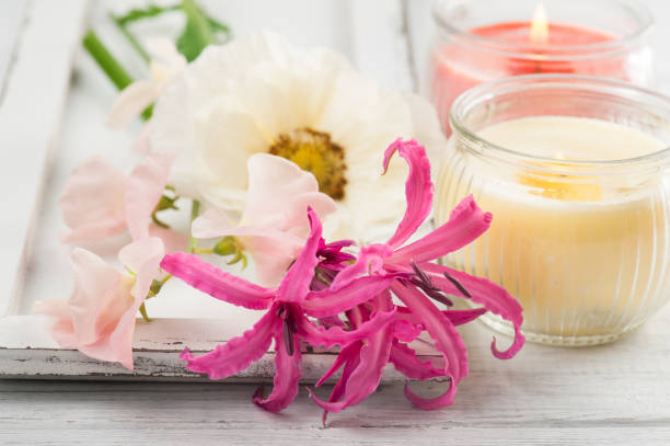 fiori e candele su vecchio sfondo ligneo - candlelight concrete bathtub candle foto e immagini stock