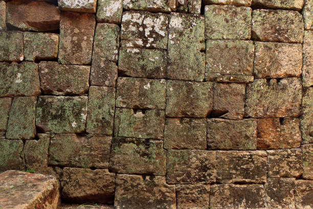 pila de piedra, apilamiento de roca de la edad antigua de ankor wat - ankor fotografías e imágenes de stock