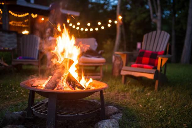 late evening campfire at a beatiful canadian chalet - picnic summer break relaxation imagens e fotografias de stock