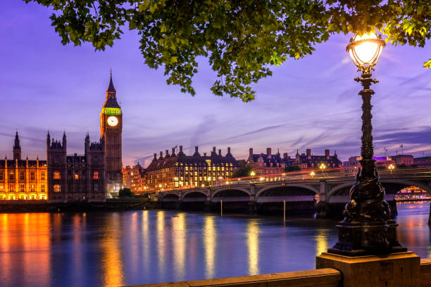 illuminato big ben, portcullis house e westminster bridge di notte - portcullis house foto e immagini stock