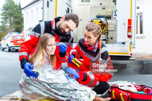 Photo libre de droit de Ambulance Médecin Aidant La Femme Blessée banque d'images et plus d'images libres de droit de Auxiliaire médical - Auxiliaire médical, Couverture, Ambulance