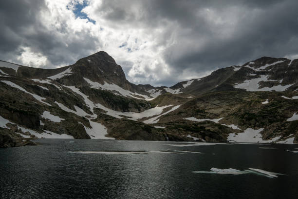 blue lake - colorado - long exposure imagens e fotografias de stock