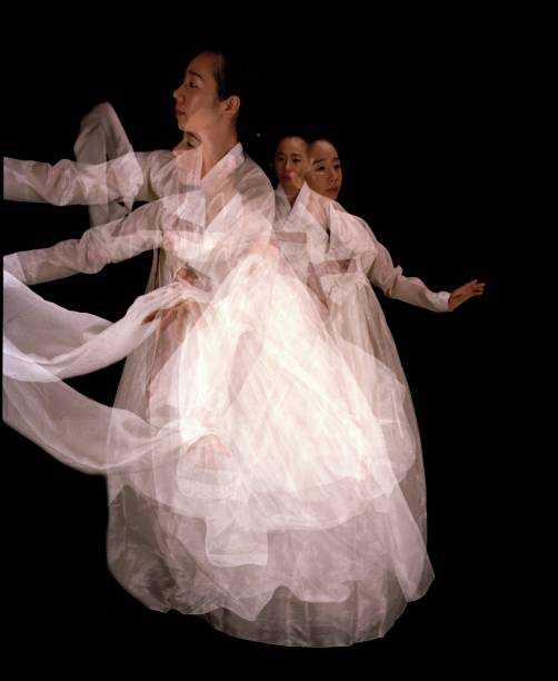 istock Listening to Dance #3 : Salpuri 820111618
