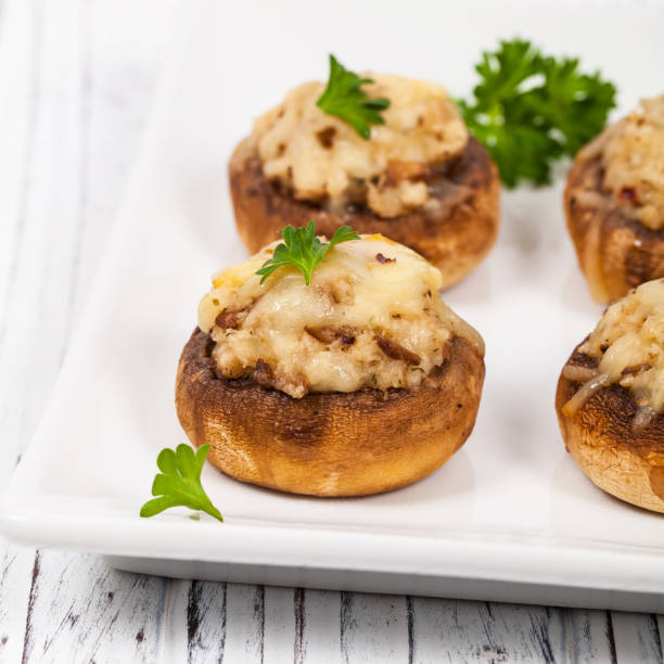 funghi ripieni con pangrattato e formaggio - edible mushroom stuffed portabello mushroom vegetarian food foto e immagini stock