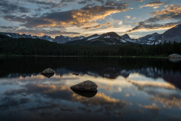 brainard lake sunset - long exposure imagens e fotografias de stock