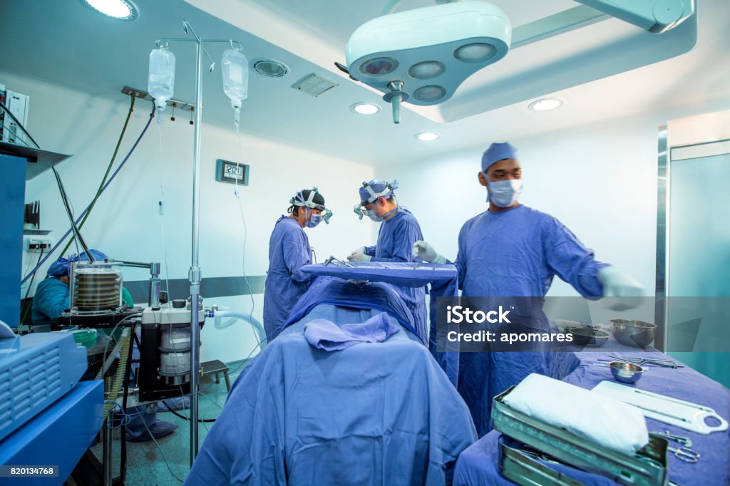 Estación de policía por ejemplo Peluquero Trabajo En Equipo De Cirujanos Instrumentista Quirúrgico Y Anestesiólogo  Durante El Procedimiento Quirúrgico Foto de stock y más banco de imágenes  de Cirugía - iStock
