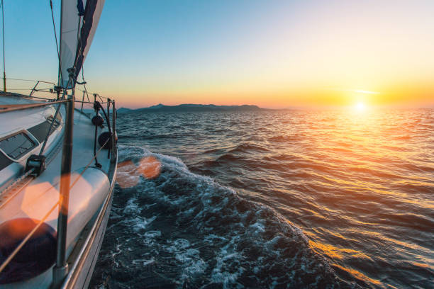 luxe sailing yacht bateau dans la mer égée pendant le coucher du soleil. - équipage de bateau photos et images de collection