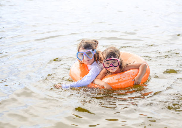 juntas de la tubería - child inflatable raft lake family fotografías e imágenes de stock