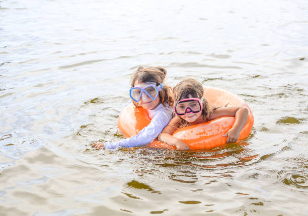 함께 튜브 - child inflatable raft lake family 뉴스 사진 이미지