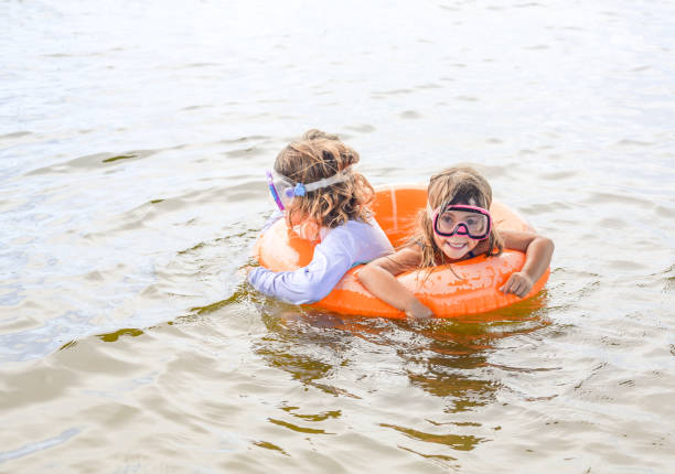 juntas de tubos - child inflatable raft lake family - fotografias e filmes do acervo