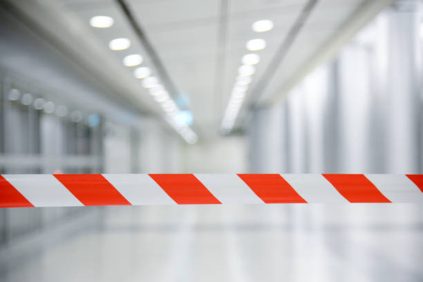 rojo y blanco las líneas de cinta de barrera. en la estación de metro de fondo del aeropuerto. rojo blanco advertencia cinta poste cercado es protege para ninguna entrada - boundary fotografías e imágenes de stock