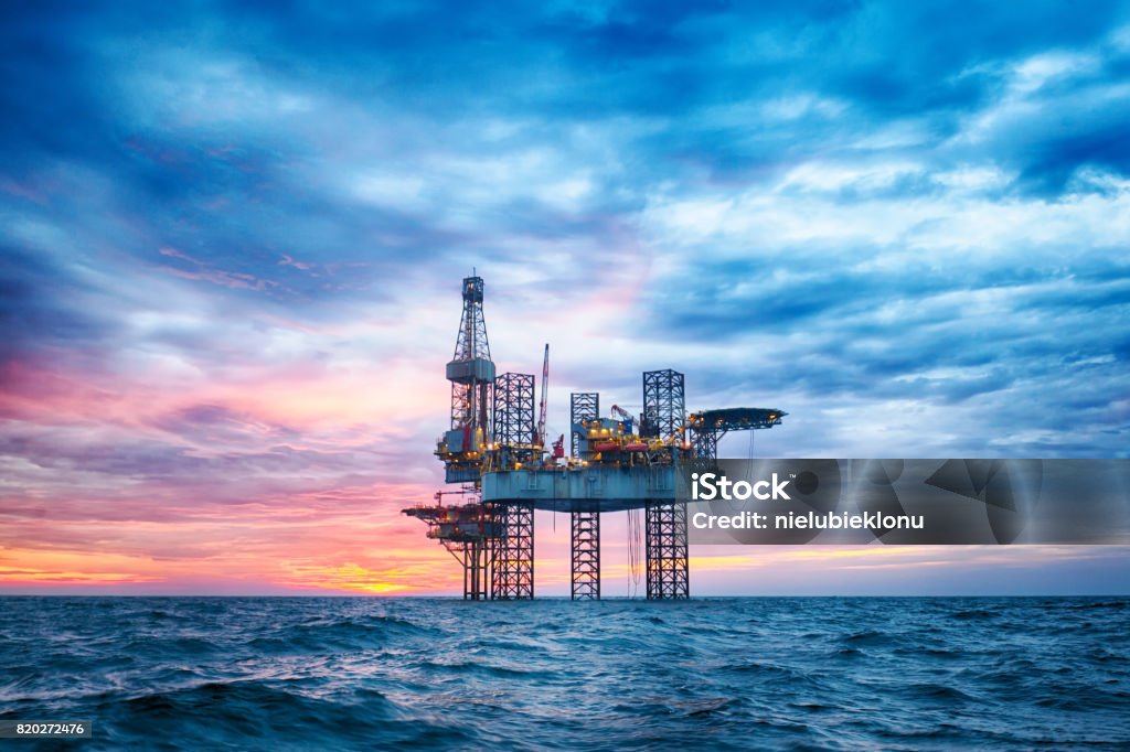 HDR de plataforma Jack Up Offshore en medio del mar en el atardecer - Foto de stock de Plataforma petrolífera libre de derechos