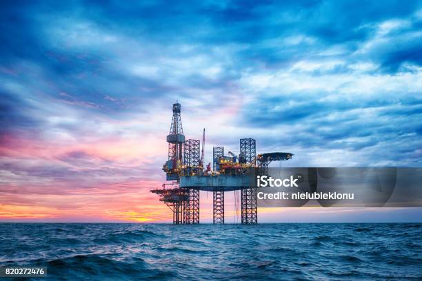 Hdr De Plataforma Jack Up Offshore En Medio Del Mar En El Atardecer Foto de stock y más banco de imágenes de Plataforma petrolífera