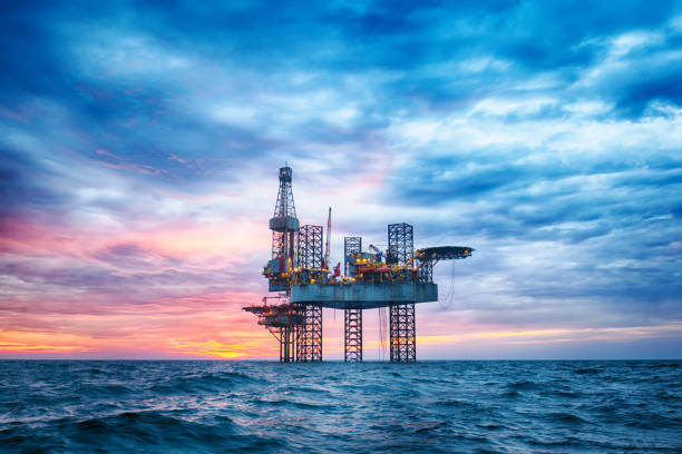 hdr оффшорных джек up rig в середине моря на закате времени - gas oil oil rig nature стоковые фото �и изображения