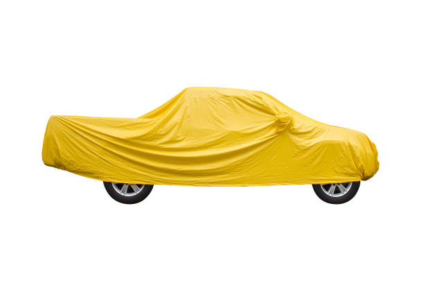 copertura gialla del pickup isolata su sfondo bianco. - covered truck foto e immagini stock