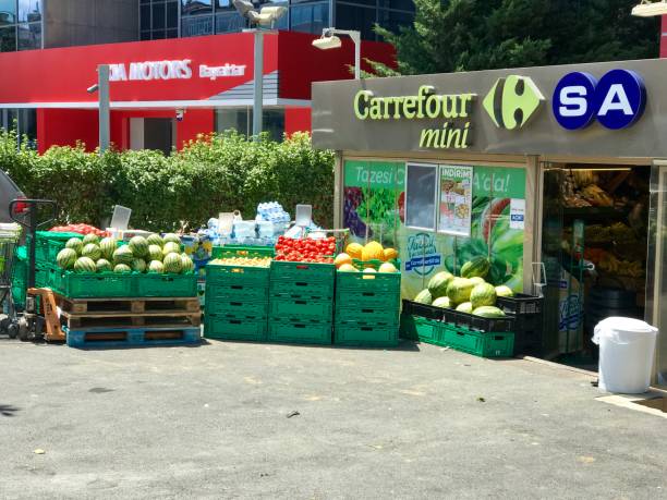 carrefour express-markt in balmumcu bezirk - shopping mall supermarket store sign stock-fotos und bilder