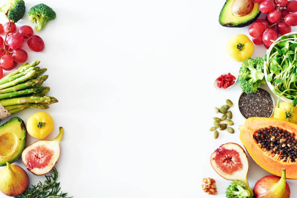 frisches gemüse und obst essen frame auf weißem hintergrund mit textfreiraum. - gesunde ernährung fotos stock-fotos und bilder